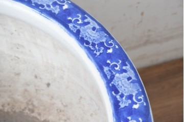 【簡易リペア限定品】　和製アンティーク　昭和初期　特大!!　染付山水図と唐草文縁が施された大ぶりな火鉢　(R-089157)