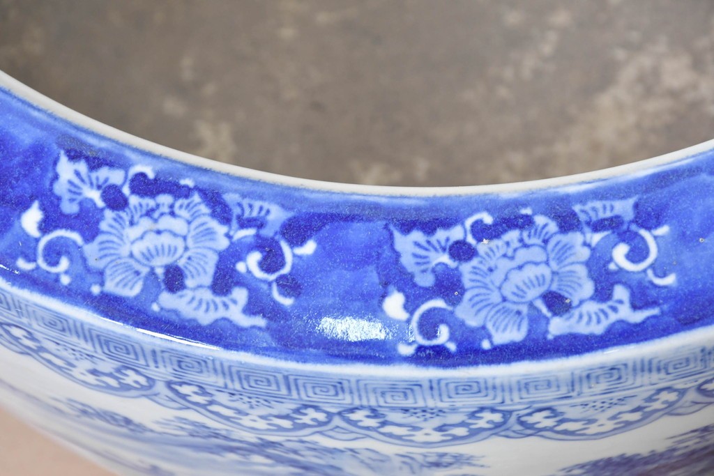 【簡易リペア限定品】　和製アンティーク　昭和初期　特大!!　染付山水図と唐草文縁が施された大ぶりな火鉢　(R-089157)