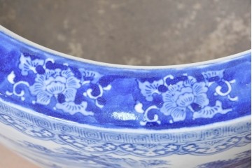 【簡易リペア限定品】　和製アンティーク　昭和初期　特大!!　染付山水図と唐草文縁が施された大ぶりな火鉢　(R-089157)
