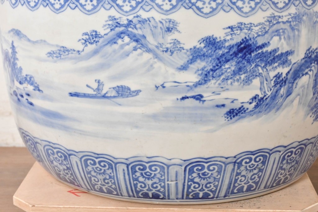 【簡易リペア限定品】　和製アンティーク　昭和初期　特大!!　染付山水図と唐草文縁が施された大ぶりな火鉢　(R-089157)