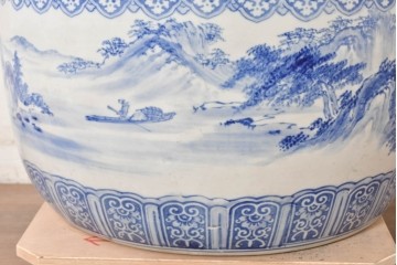 【簡易リペア限定品】　和製アンティーク　昭和初期　特大!!　染付山水図と唐草文縁が施された大ぶりな火鉢　(R-089157)