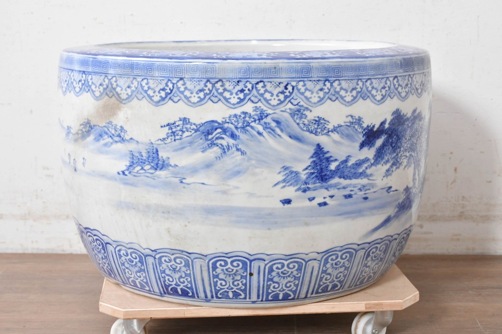 【簡易リペア限定品】　和製アンティーク　昭和初期　特大!!　染付山水図と唐草文縁が施された大ぶりな火鉢　(R-089157)