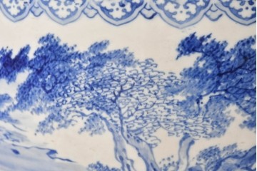 【簡易リペア限定品】　和製アンティーク　昭和初期　特大!!　染付山水図と唐草文縁が施された大ぶりな火鉢　(R-089157)