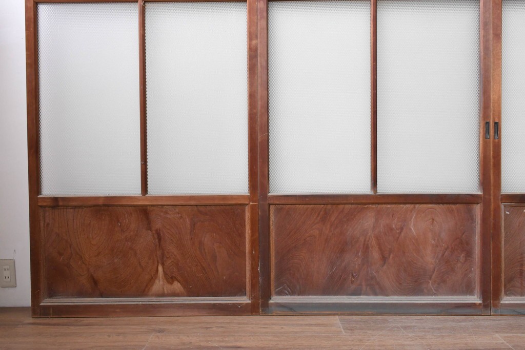 ヴィンテージ建具　上手物!　腰板欅(ケヤキ)材　透かし細工と色ガラスが目を引くガラス戸4枚セット　(R-089172)