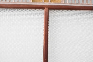 ヴィンテージ建具　上手物!　腰板欅(ケヤキ)材　透かし細工と色ガラスが目を引くガラス戸4枚セット　(R-089172)