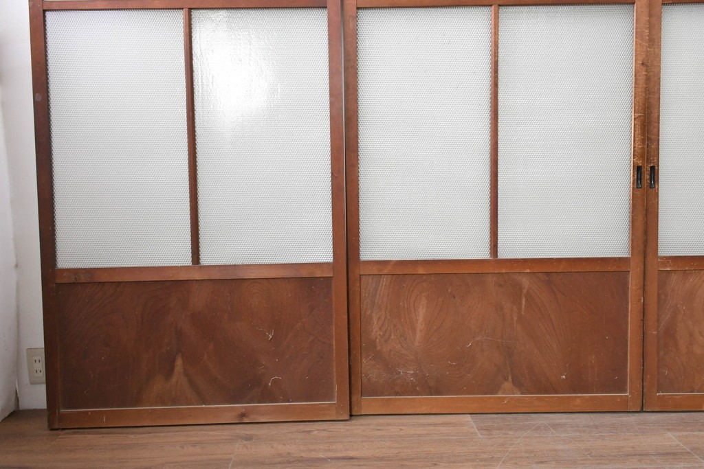 ヴィンテージ建具　上手物!　腰板欅(ケヤキ)材　透かし細工と色ガラスが目を引くガラス戸4枚セット　(R-089172)