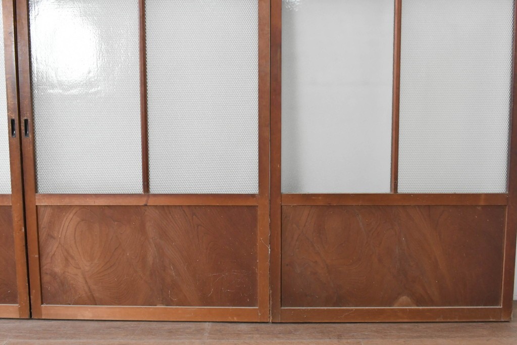 ヴィンテージ建具　上手物!　腰板欅(ケヤキ)材　透かし細工と色ガラスが目を引くガラス戸4枚セット　(R-089172)