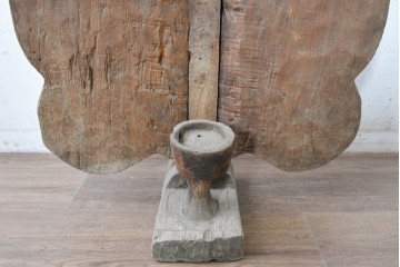 希少!!　民族芸術　羽を広げた精霊像が印象的な木彫りのキャンドルスタンド　(R-089176)