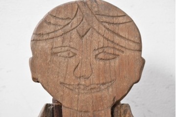 希少!!　民族芸術　羽を広げた精霊像が印象的な木彫りのキャンドルスタンド　(R-089176)