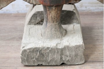 希少!!　民族芸術　羽を広げた精霊像が印象的な木彫りのキャンドルスタンド　(R-089176)