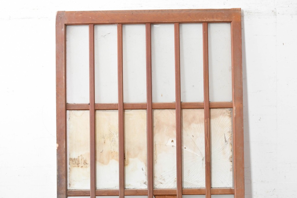 ヴィンテージ建具　昭和中期　縦格子デザイン　素朴な木味の玄関戸1枚　(R-089179)