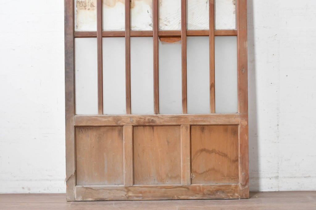 ヴィンテージ建具　昭和中期　縦格子デザイン　素朴な木味の玄関戸1枚　(R-089179)