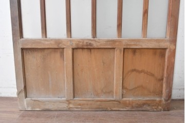 ヴィンテージ建具　昭和中期　縦格子デザイン　素朴な木味の玄関戸1枚　(R-089179)