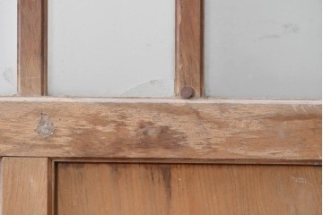 ヴィンテージ建具　昭和中期　縦格子デザイン　素朴な木味の玄関戸1枚　(R-089179)