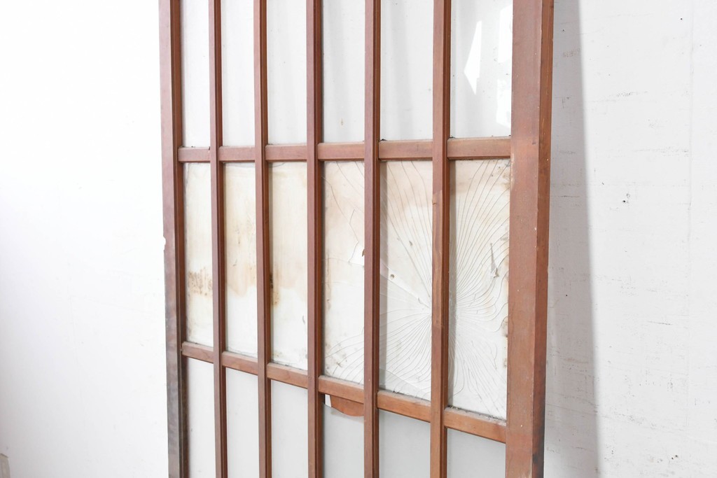 ヴィンテージ建具　昭和中期　縦格子デザイン　素朴な木味の玄関戸1枚　(R-089179)