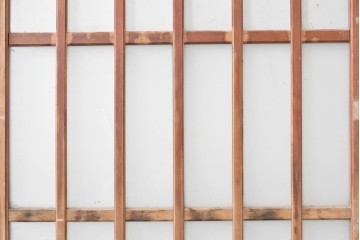 ヴィンテージ建具　昭和中期　縦格子デザイン　素朴な木味の玄関戸1枚　(R-089180)