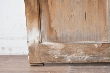ヴィンテージ建具　昭和中期　縦格子デザイン　素朴な木味の玄関戸1枚　(R-089180)