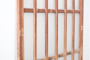 ヴィンテージ建具　昭和中期　縦格子デザイン　素朴な木味の玄関戸1枚　(R-089180)