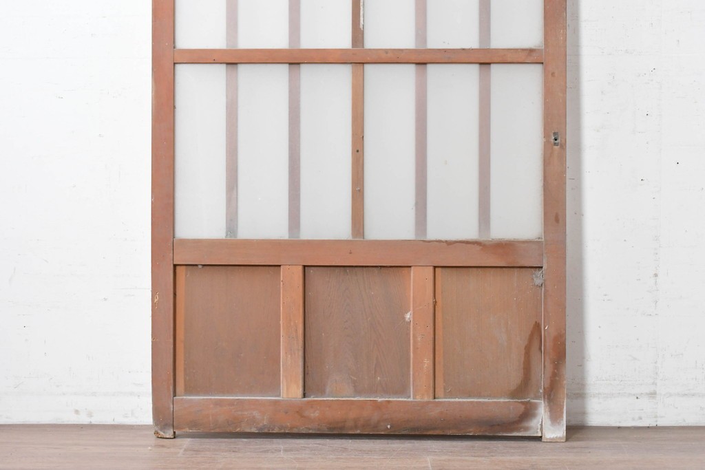 ヴィンテージ建具　昭和中期　縦格子デザイン　素朴な木味の玄関戸1枚　(R-089180)