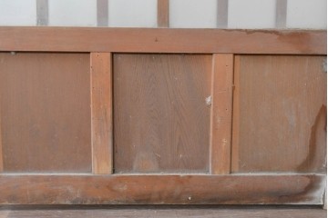 ヴィンテージ建具　昭和中期　縦格子デザイン　素朴な木味の玄関戸1枚　(R-089180)