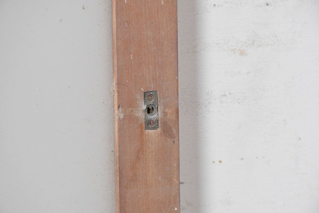 ヴィンテージ建具　昭和中期　縦格子デザイン　素朴な木味の玄関戸1枚　(R-089180)