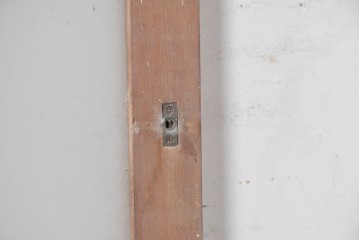 ヴィンテージ建具　昭和中期　縦格子デザイン　素朴な木味の玄関戸1枚　(R-089180)