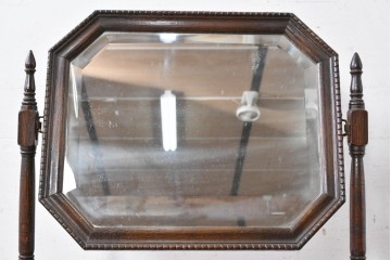 イギリスアンティーク　オーク材　精緻な木彫彫刻と飾り支柱の卓上ミラー　(R-089182)