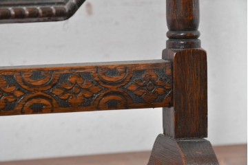 イギリスアンティーク　オーク材　精緻な木彫彫刻と飾り支柱の卓上ミラー　(R-089182)