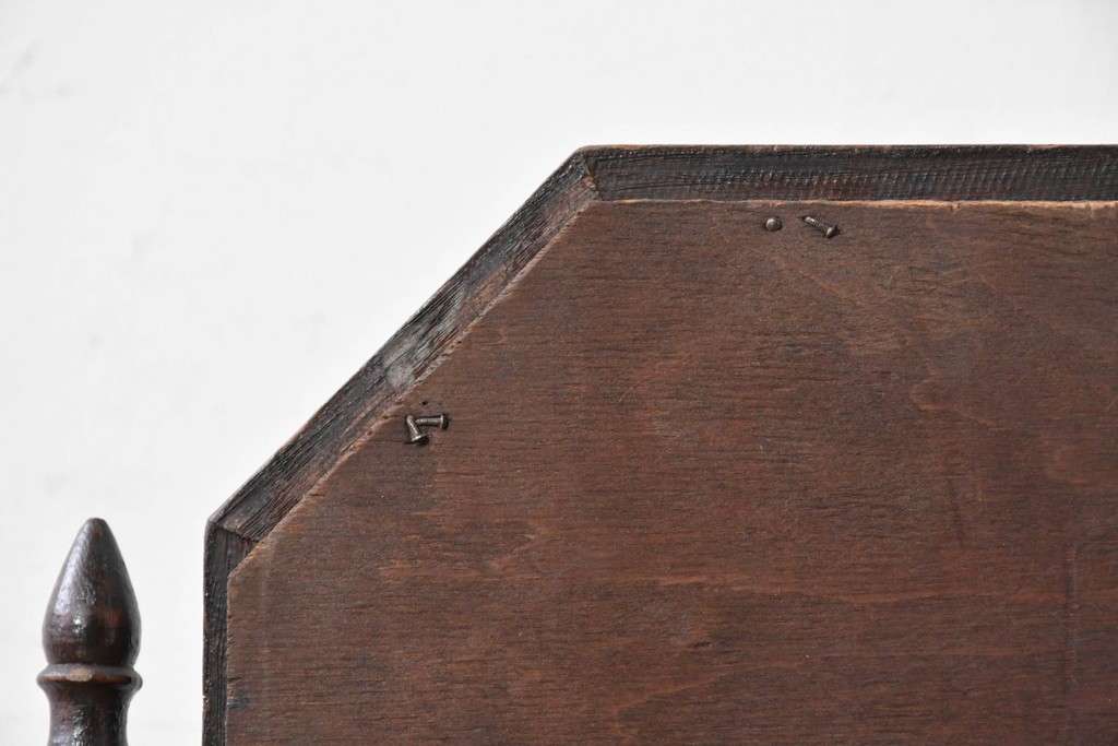 イギリスアンティーク　オーク材　精緻な木彫彫刻と飾り支柱の卓上ミラー　(R-089182)