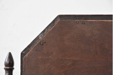 イギリスアンティーク　オーク材　精緻な木彫彫刻と飾り支柱の卓上ミラー　(R-089182)
