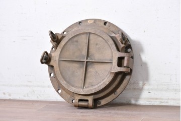 ヴィンテージ雑貨　真鍮製　重厚なデッドライト付き船舶用丸窓　(R-089184)