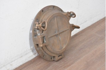 ヴィンテージ雑貨　真鍮製　重厚なデッドライト付き船舶用丸窓　(R-089185)