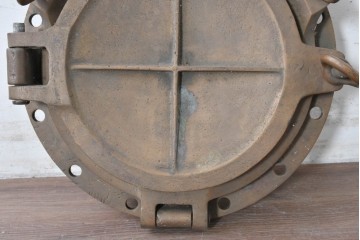 ヴィンテージ雑貨　真鍮製　重厚なデッドライト付き船舶用丸窓　(R-089185)