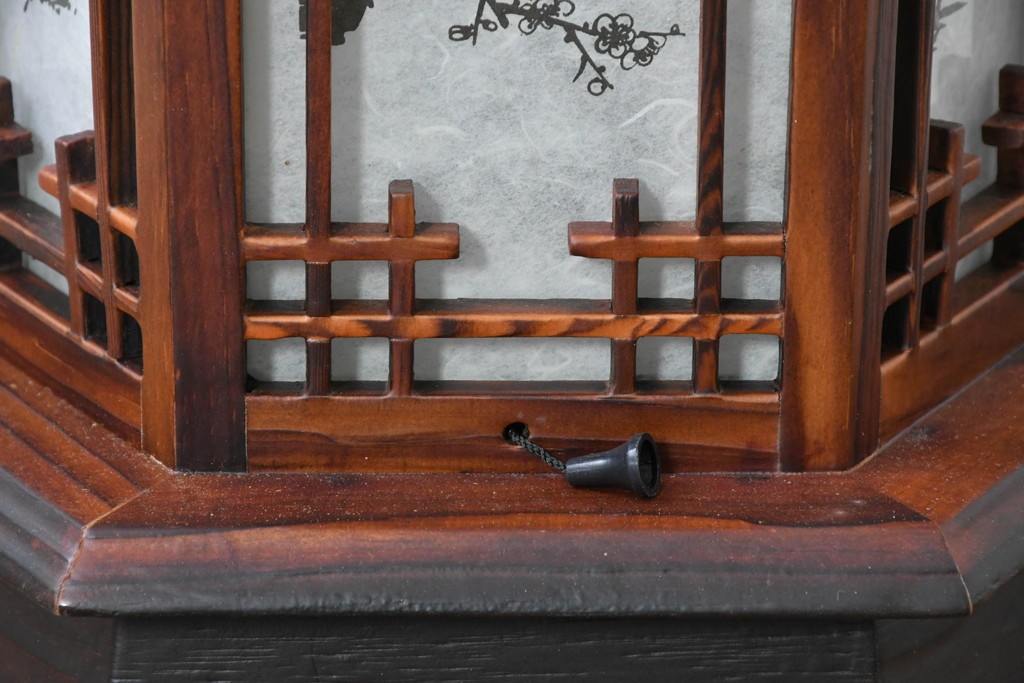 中古　韓国製　六角形屋根　楼閣風　伝統建築デザインの置き型照明　(R-089190)