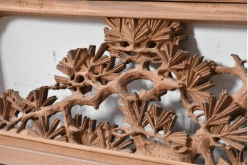 ヴィンテージ建具　井波彫刻　梧山作　新規制作で約130万円相当の逸品!　松の意匠が見事な彫刻欄間2枚セット　(R-089194)