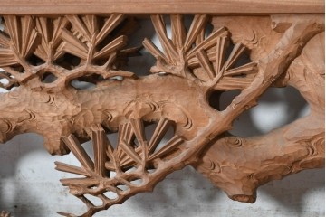 ヴィンテージ建具　井波彫刻　梧山作　新規制作で約130万円相当の逸品!　松の意匠が見事な彫刻欄間2枚セット　(R-089194)