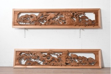ヴィンテージ建具　昭和後期　井波彫刻　青雲作　松に鶴図を奥行き豊かに彫り込んだ彫刻欄間2枚セット　(R-089196)