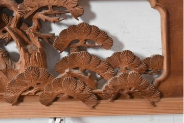 ヴィンテージ建具　昭和後期　井波彫刻　青雲作　松に鶴図を奥行き豊かに彫り込んだ彫刻欄間2枚セット　(R-089196)