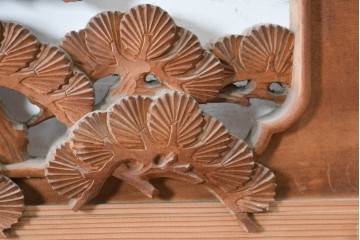 ヴィンテージ建具　昭和後期　井波彫刻　青雲作　松に鶴図を奥行き豊かに彫り込んだ彫刻欄間2枚セット　(R-089196)