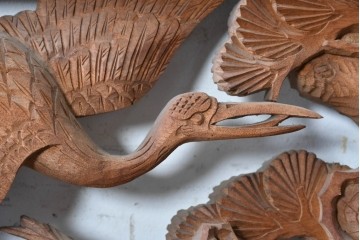 ヴィンテージ建具　昭和後期　井波彫刻　青雲作　松に鶴図を奥行き豊かに彫り込んだ彫刻欄間2枚セット　(R-089196)