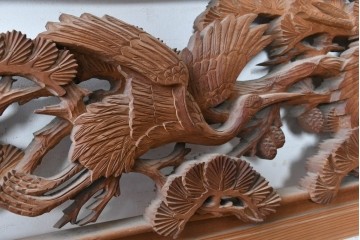 ヴィンテージ建具　昭和後期　井波彫刻　青雲作　松に鶴図を奥行き豊かに彫り込んだ彫刻欄間2枚セット　(R-089196)