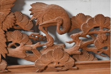 ヴィンテージ建具　昭和後期　井波彫刻　青雲作　松に鶴図を奥行き豊かに彫り込んだ彫刻欄間2枚セット　(R-089196)