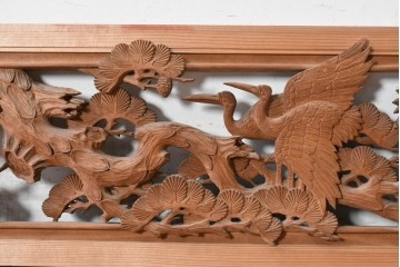 ヴィンテージ建具　昭和後期　井波彫刻　青雲作　松に鶴図を奥行き豊かに彫り込んだ彫刻欄間2枚セット　(R-089196)