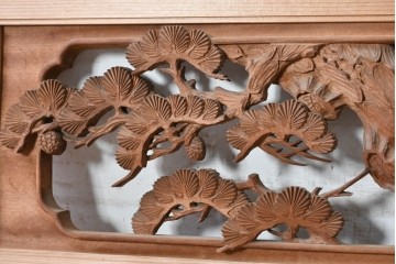 ヴィンテージ建具　昭和後期　井波彫刻　青雲作　松に鶴図を奥行き豊かに彫り込んだ彫刻欄間2枚セット　(R-089196)