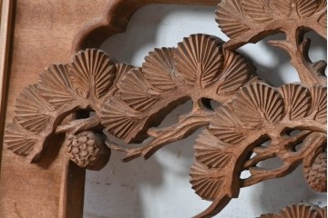 ヴィンテージ建具　昭和後期　井波彫刻　青雲作　松に鶴図を奥行き豊かに彫り込んだ彫刻欄間2枚セット　(R-089196)