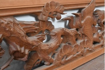ヴィンテージ建具　昭和後期　井波彫刻　青雲作　松に鶴図を奥行き豊かに彫り込んだ彫刻欄間2枚セット　(R-089196)