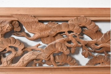 ヴィンテージ建具　昭和後期　井波彫刻　青雲作　松に鶴図を奥行き豊かに彫り込んだ彫刻欄間2枚セット　(R-089196)
