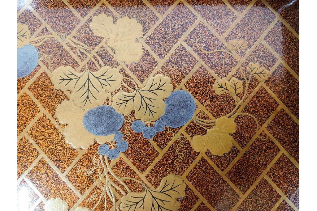 明治から大正期　時代物　木製　漆器　金銀蒔絵に梨地と扇面が華やかな盆2点セット　(R-089202)
