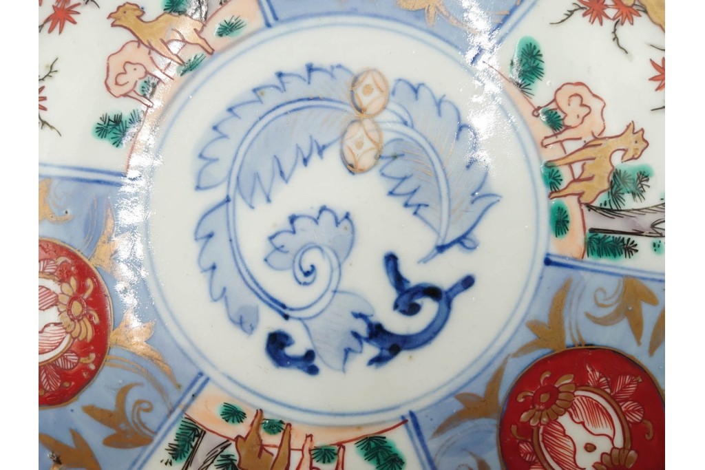江戸期　古伊万里　染錦　直径約20cm(6.6寸)　鹿紅葉図が華やかな中皿　(R-089204)