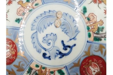 江戸期　古伊万里　染錦　直径約20cm(6.6寸)　鹿紅葉図が華やかな中皿　(R-089204)